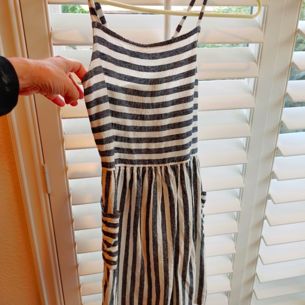 Girl's grey and white summer dress. New.